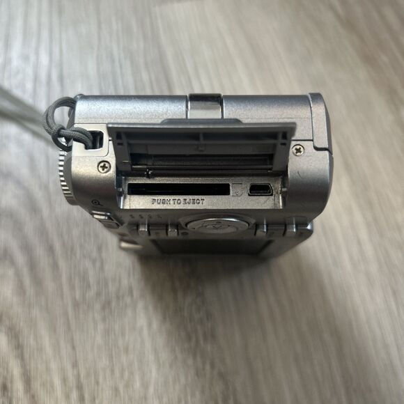 Kodak EasyShare C603 Digital Camera 6.1 MP with 3x Optical Zoom FOR PARTS - Picture 9 of 10